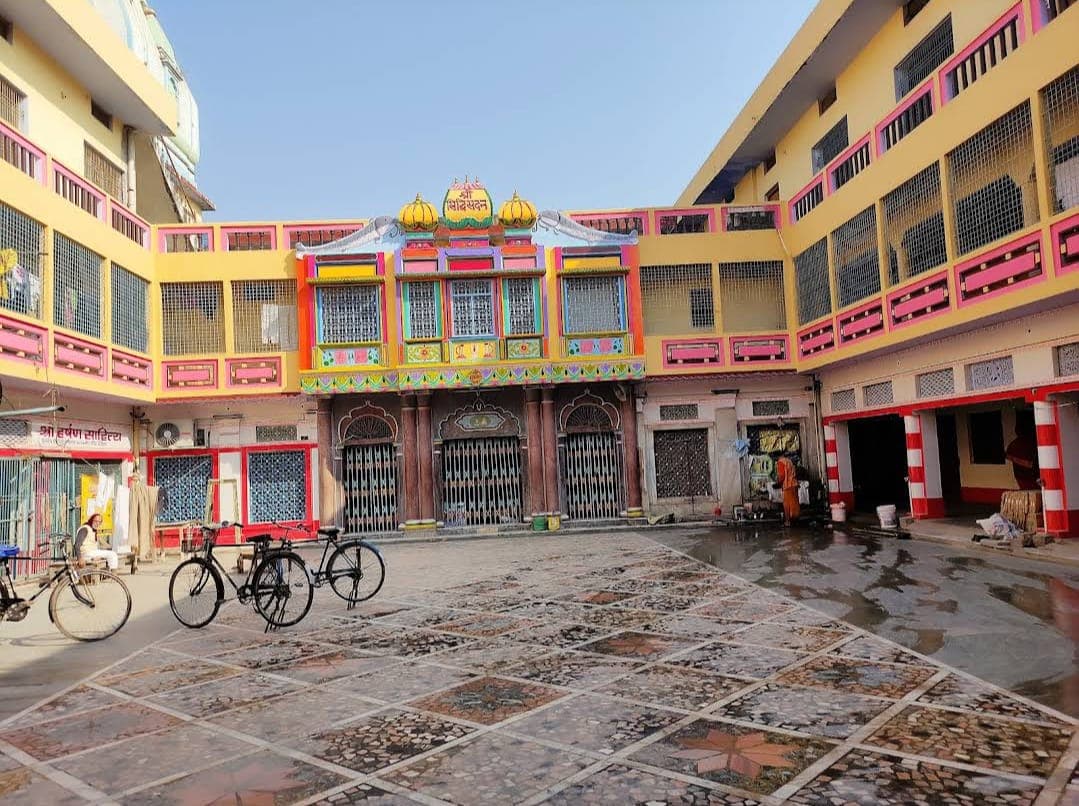Well-maintained interior facilities at Shri Janaki Mahal Trust - comfortable stay in Ayodhya